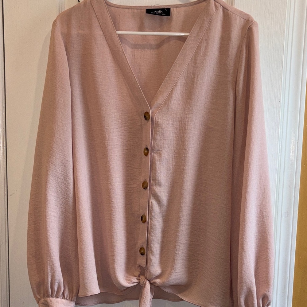 WALLIS BRAND FROM THE UK MAUVE PINK BLOUSE BUTTONS  TIES IN CENTER ON BOTTOM HEM